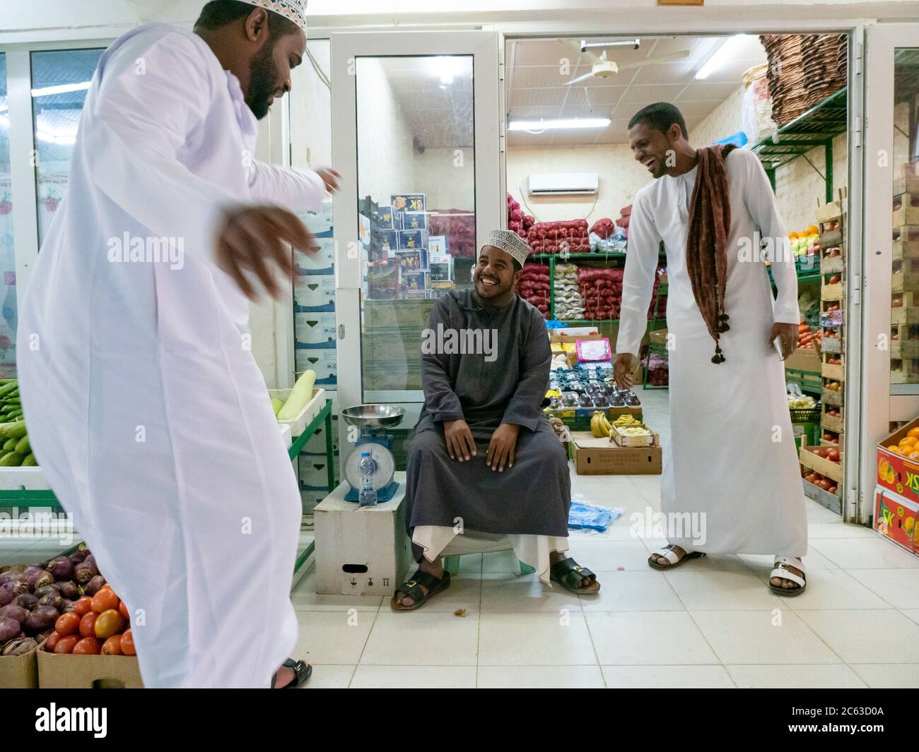 Vendeurs dans le suoq de fruits et légumes, ou marché, à Sinaw, Sultanat d'Oman. Banque D'Images