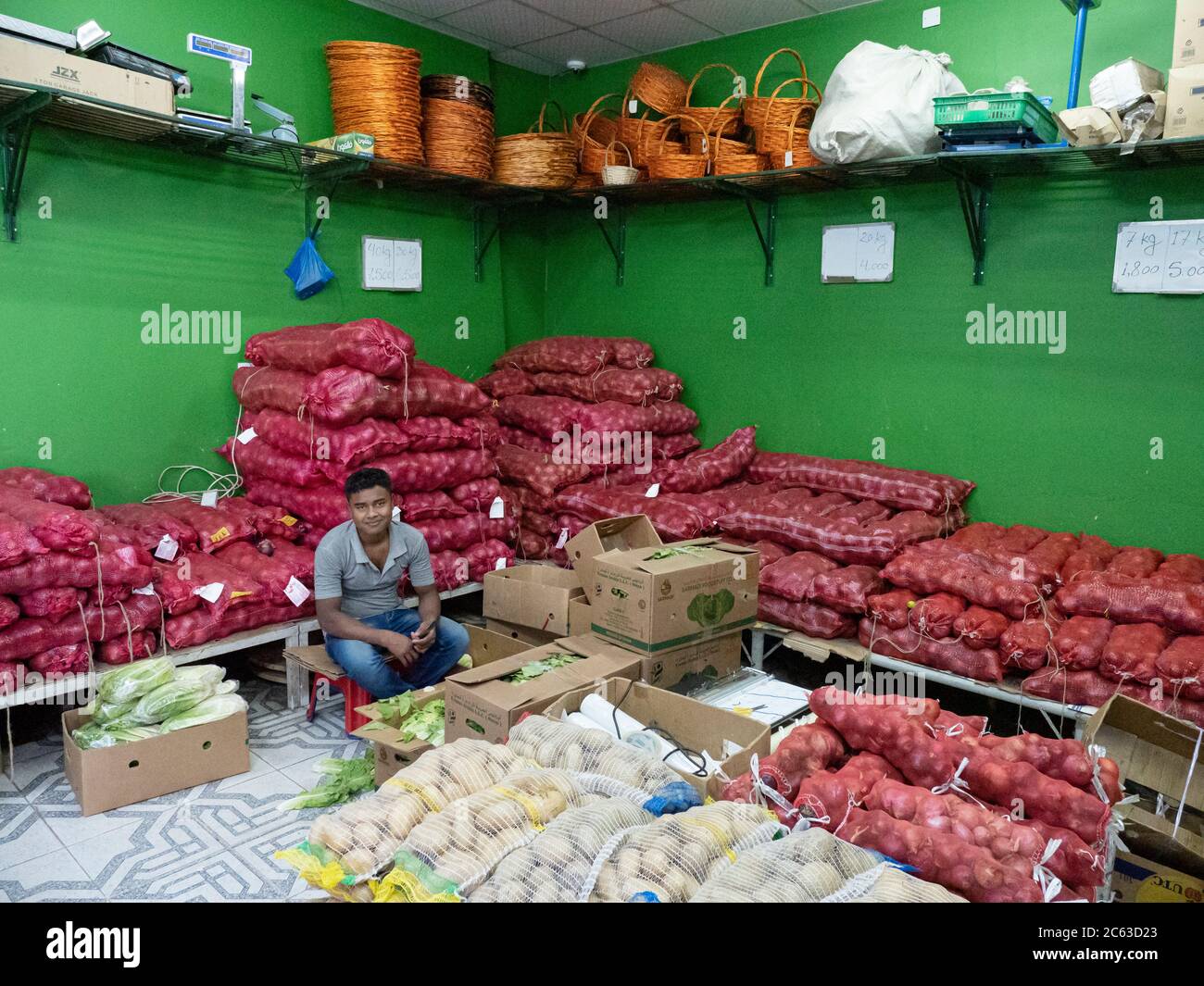 Vendeur dans le suoq de fruits et légumes, ou marché, à Sinaw, Sultanat d'Oman. Banque D'Images