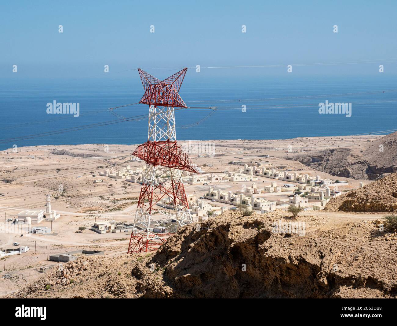 Lignes électriques haute tension surplombant Wadi fins, Sultanat d'Oman. Banque D'Images