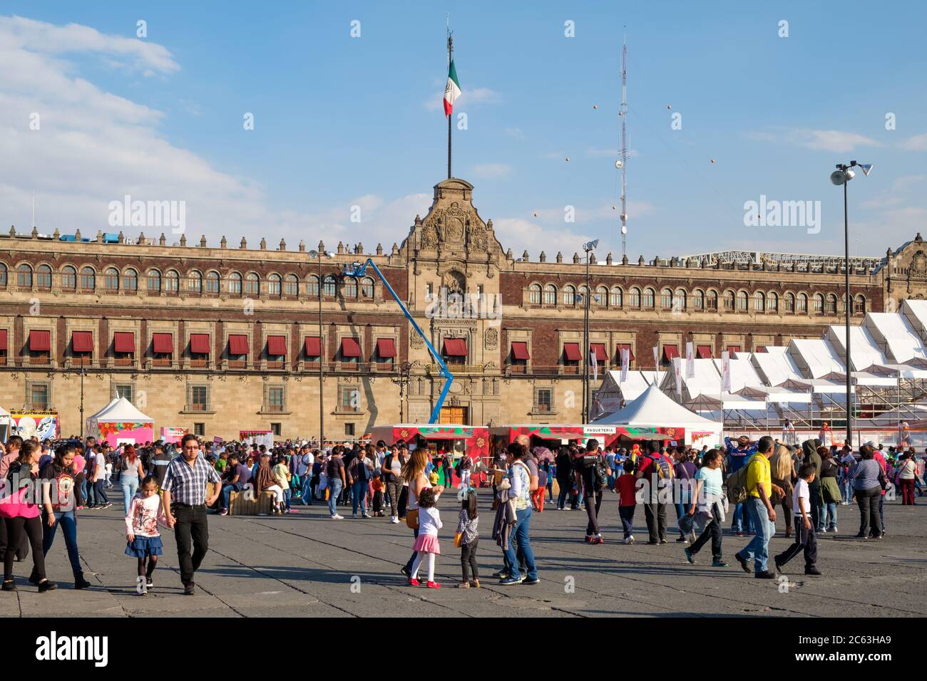 La place Zocalo et le Palais national de Mexico Banque D'Images