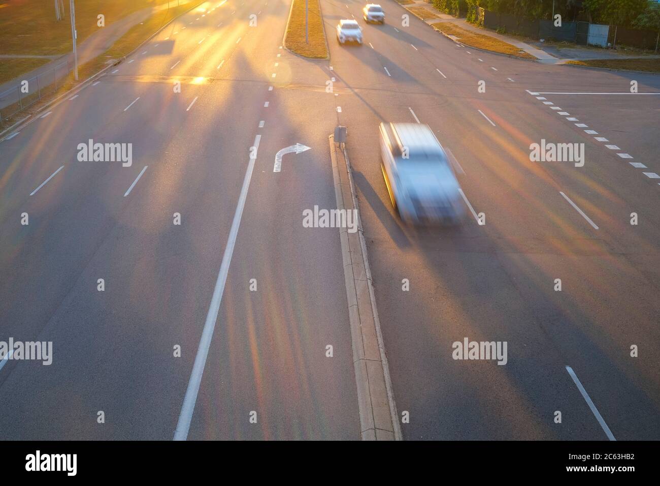 Vue en grand angle des voitures qui zooment sur une route Banque D'Images