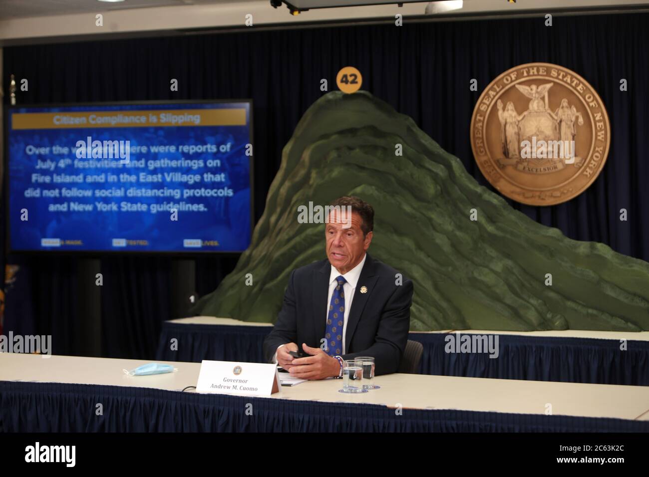 New York, NY, États-Unis. 6 juillet 2020. Le gouverneur de l'État de New York Andrew Cuomo informe les New-Yorkais et annonce que la région du milieu de l'Hudson entre dans la phase IV de la réouverture demain et appelle le président Trump à reconnaître que le COVID-19 existe et qu'il est un problème. Cuomo confirme également 518 cas additionnels de coronavirus dans l'État de New York au bureau du gouverneur de la ville de New York le 6 juillet 2020. Crédit : Mpi43/Media Punch/Alay Live News Banque D'Images