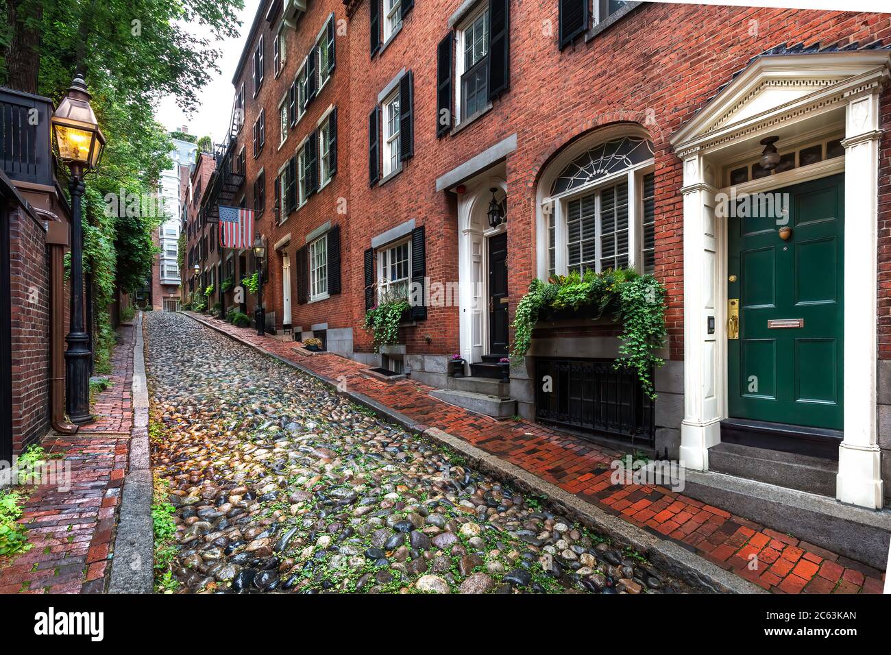 Acorn Street,Boston, ma,USA.Beacon Hill est un quartier historique haut de gamme à Boston, Massachusetts. Fenêtres sur la rue Acorn pavée Banque D'Images