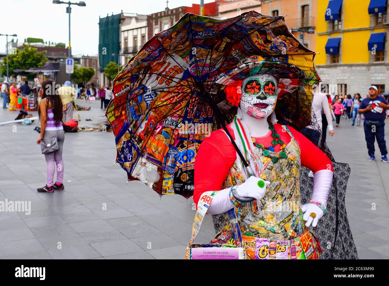 Femme mexicaine portant un costume de Catrina coloré à Mexico Banque D'Images