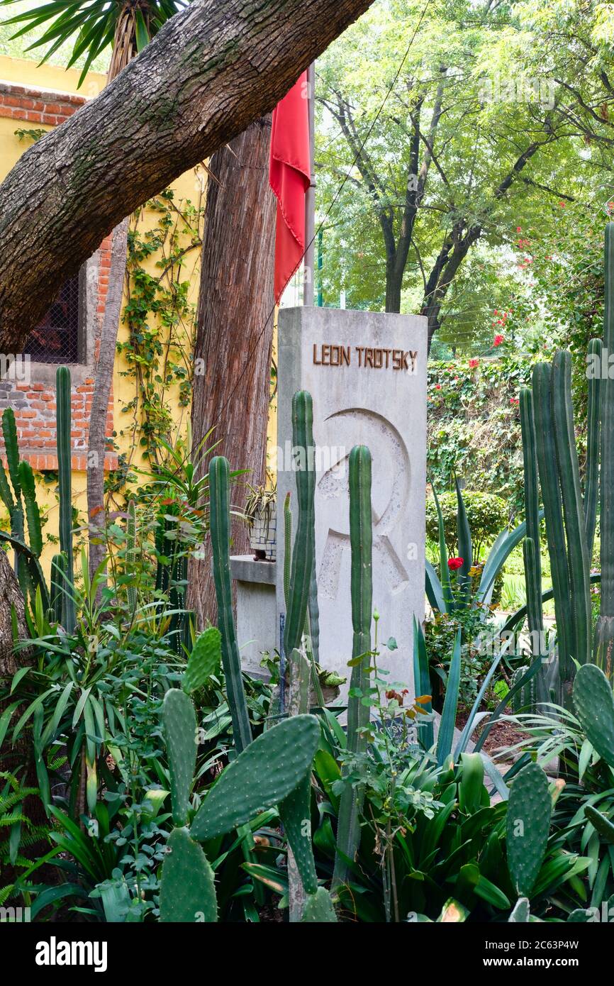 La tombe de Léon Trotsky à la maison où il vivait à Coyoacan, Mexico Banque D'Images