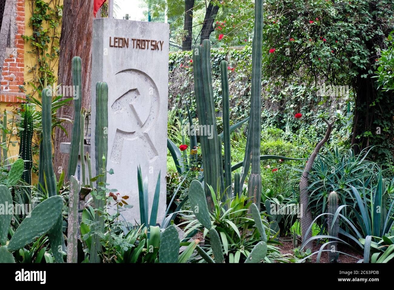 La tombe de Léon Trotsky à la maison où il vivait à Coyoacan, Mexico Banque D'Images