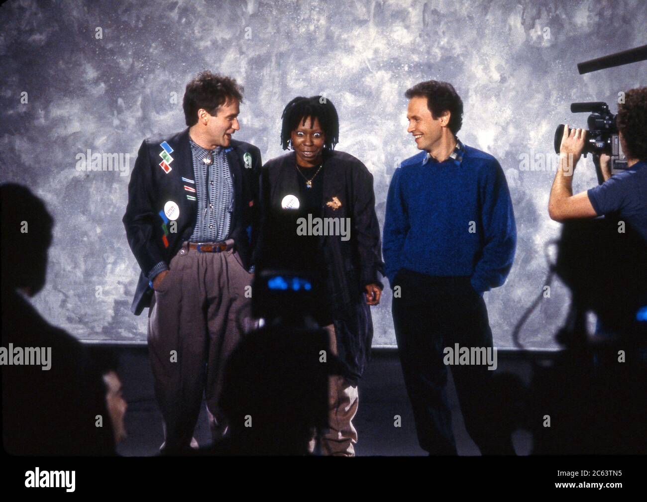 Robin Williams, Whopi Goldberg et Billy Crystal tapissant un spot promotionnel pour Comic relief pour HBO en 1986 Banque D'Images