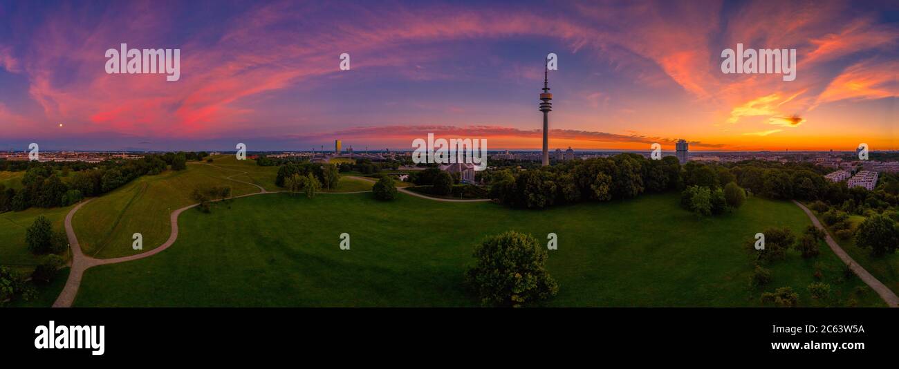 Vue sur le lever de soleil de couleur Fairytail sur la capitale bavaroise Munich. Banque D'Images