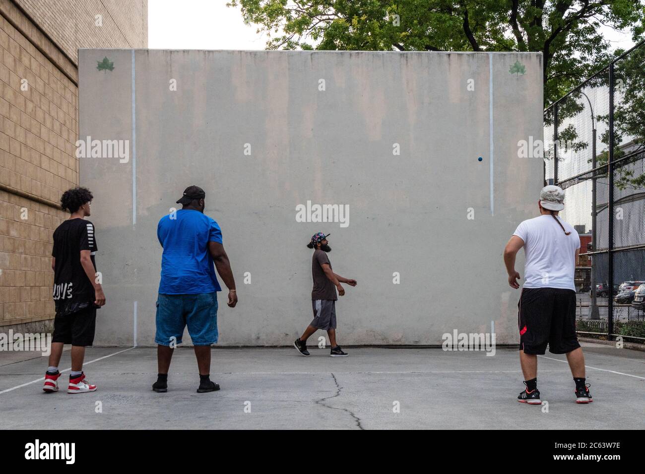 Les joueurs participent à un match de basket-ball de compétition sur les célèbres courts de West 4th Street ou « The cage » alors que New York City entre dans la phase 3 du coronavirus qui ouvre le 6 juillet 2020 à New York. (Photo de Gabriele Holtermann/Sipa USA) crédit: SIPA USA/Alay Live News Banque D'Images