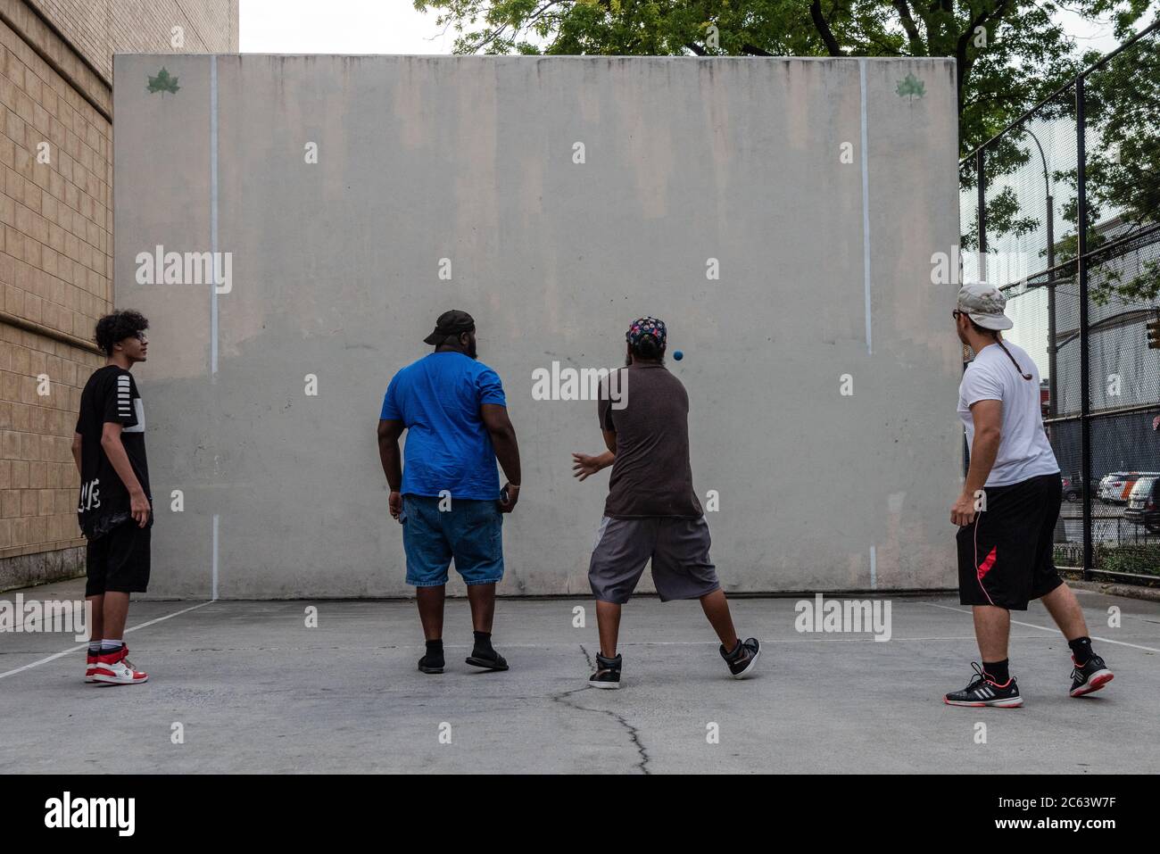 Quatre hommes jouent au handball dans le parc Washington à Park Slope, Brooklyn alors que New York entre dans la phase 3 du coronavirus qui ouvre le 6 juillet 2020 à New York. (Photo de Gabriele Holtermann/Sipa USA) crédit: SIPA USA/Alay Live News Banque D'Images