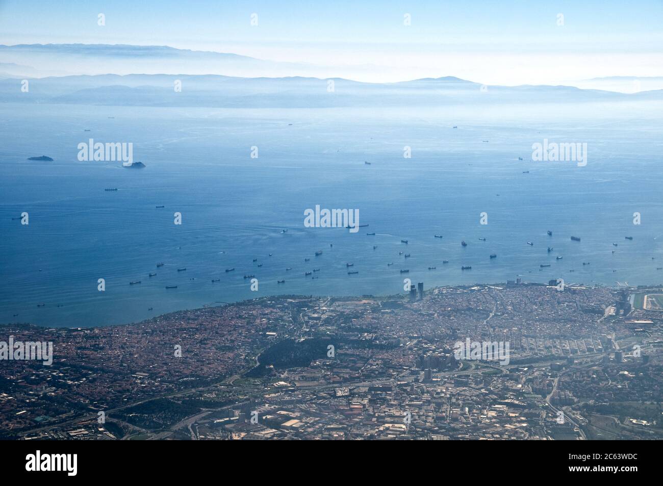 Vue aérienne des navires qui attendent à l'extérieur du détroit du Bosphore, des îles Princes (Adalar) et de la mer de Marmara, Istanbul, Turquie. Banque D'Images