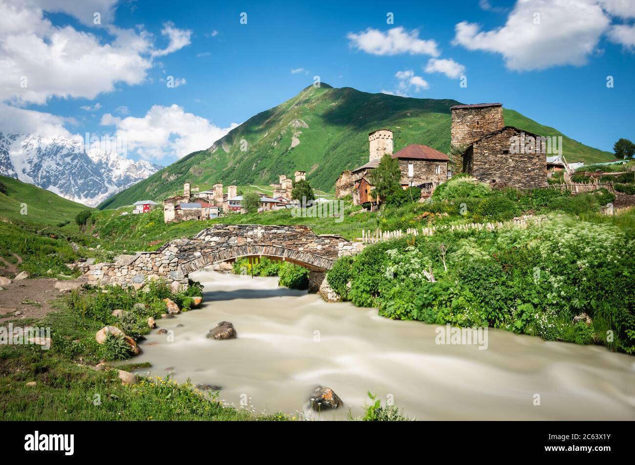 Village d'Ushguli, rivière Enguri et montagnes du Grand Caucase, Svaneti, Géorgie. Banque D'Images