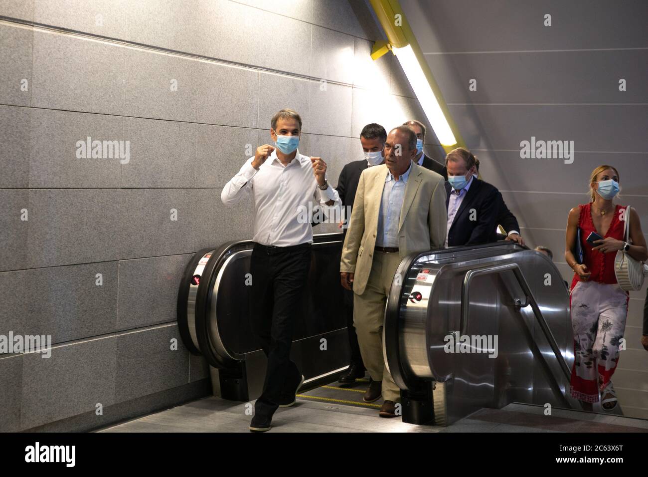 Athènes, Grèce. 6 juillet 2020. Le Premier ministre grec Kyriakos Mitsotakis visite la station de métro Nikea à Athènes, Grèce, le 6 juillet 2020. Le Premier ministre grec Kyriakos Mitsotakis a inauguré lundi trois nouvelles stations de métro sur la ligne 3 qui relieront finalement Athènes à la ville portuaire du Pirée à la fin de l'opération en 2022, parallèlement au réseau actuel des chemins de fer électriques. Les trois stations, nommées d'après les banlieues du Pirée, d'Aghia Varvara, de Korydallos et de Nikea, commenceront à fonctionner mardi. Crédit: Lefteris Partsalis/Xinhua/Alay Live News Banque D'Images