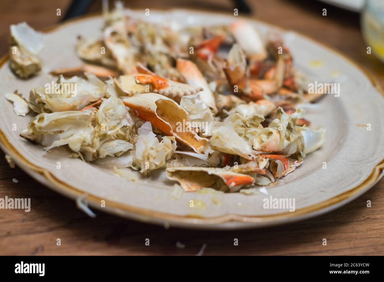 Coquilles de crabe laissées sur l'assiette après la fin du repas Banque D'Images