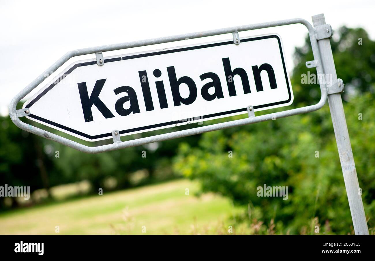 04 juillet 2020, Basse-Saxe, Hänigsen: Un panneau avec l'inscription 'Kalibahn' indique la zone de l'association Kalibahn Niedersachsen Riedel et les voyages avec des voitures à partir de là. Les voitures à main sont un point fort touristique en Basse-Saxe. Plusieurs itinéraires peuvent être utilisés pendant les mois d'été. Photo: Hauke-Christian Dittrich/dpa Banque D'Images