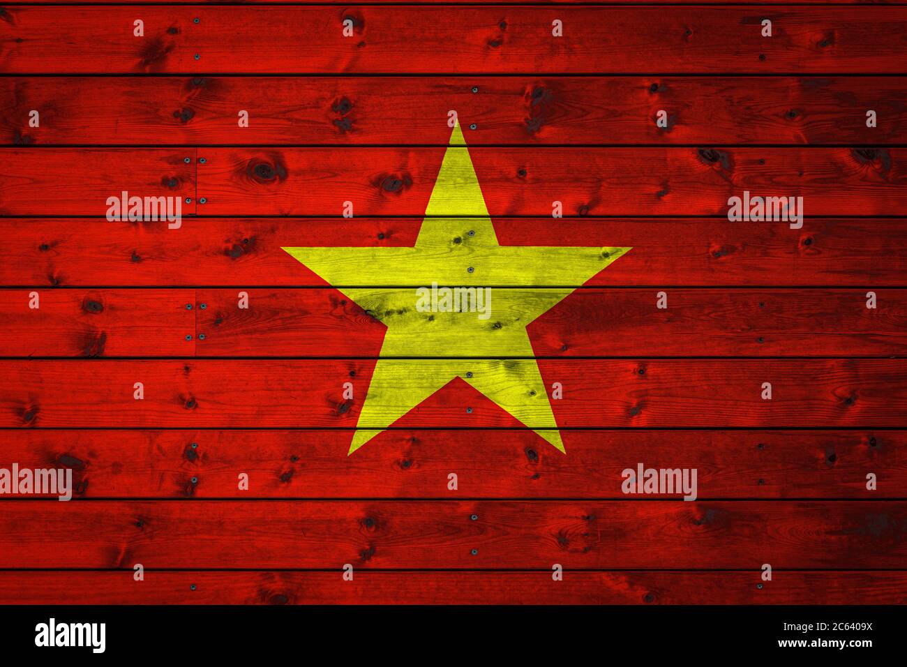 Le drapeau national du Vietnam est peint sur un camp de planches paires clouées à un clou. Le symbole du pays. Banque D'Images