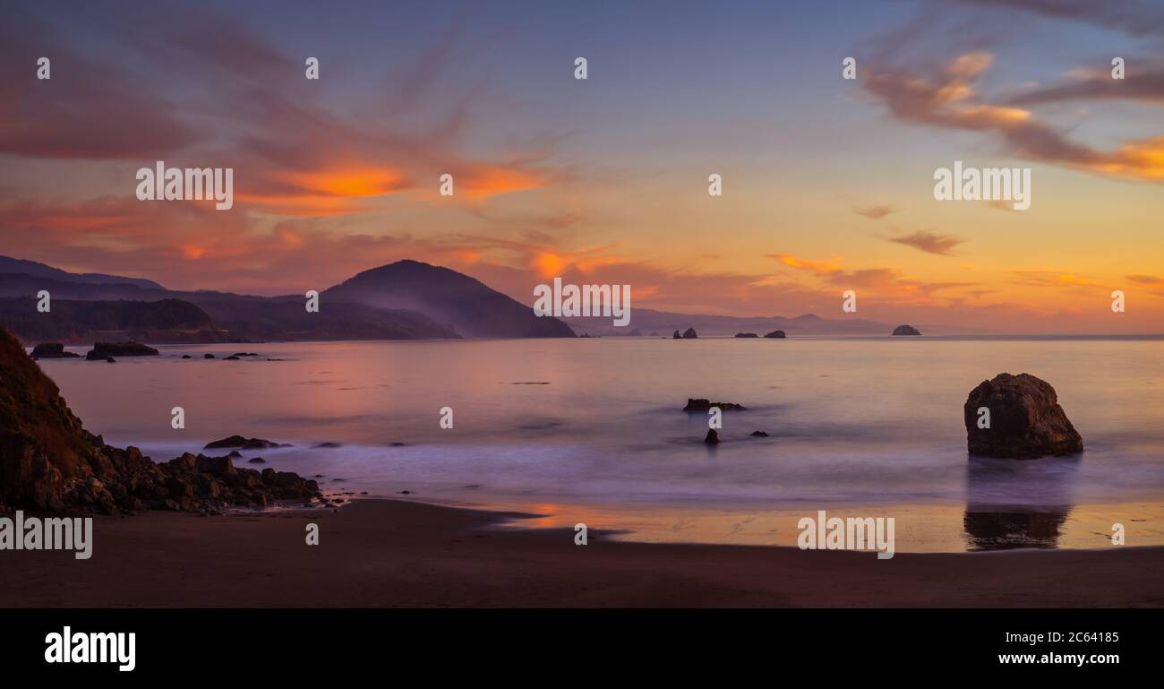 Paysage de la mer de Port Orford en Oregon avec Humbug Mountain au coucher du soleil Banque D'Images