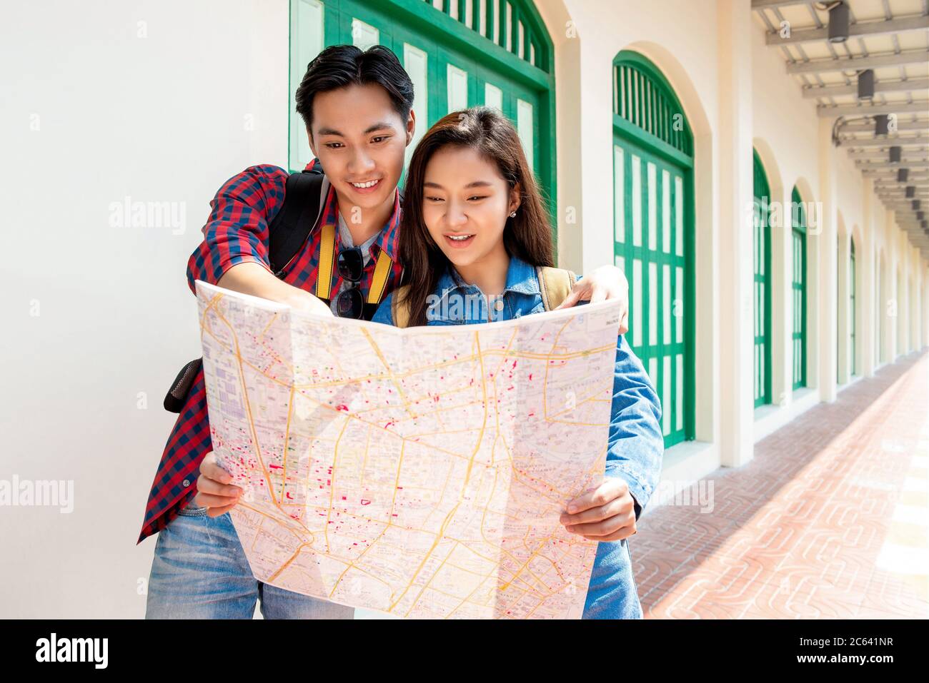 Couple asiatique touristes regardant la carte en voyageant en vacances dans la vieille ville de Bangkok Thaïlande Banque D'Images