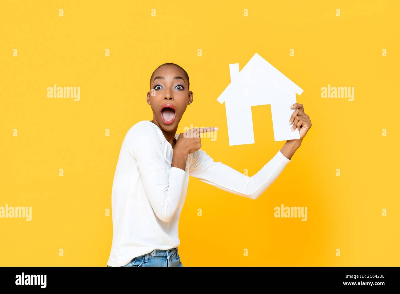 Choqué femme afro-américaine qui se gazait et qui se trouvait à la maison, le modèle de découpe isolé sur fond jaune Banque D'Images