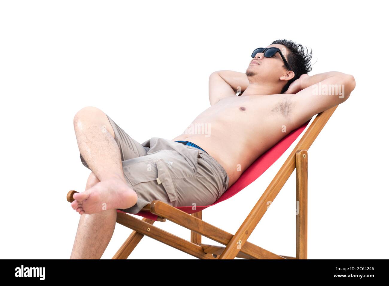 Homme asiatique avec des lunettes de soleil couchés sur la chaise de plage isolée sur fond blanc Banque D'Images