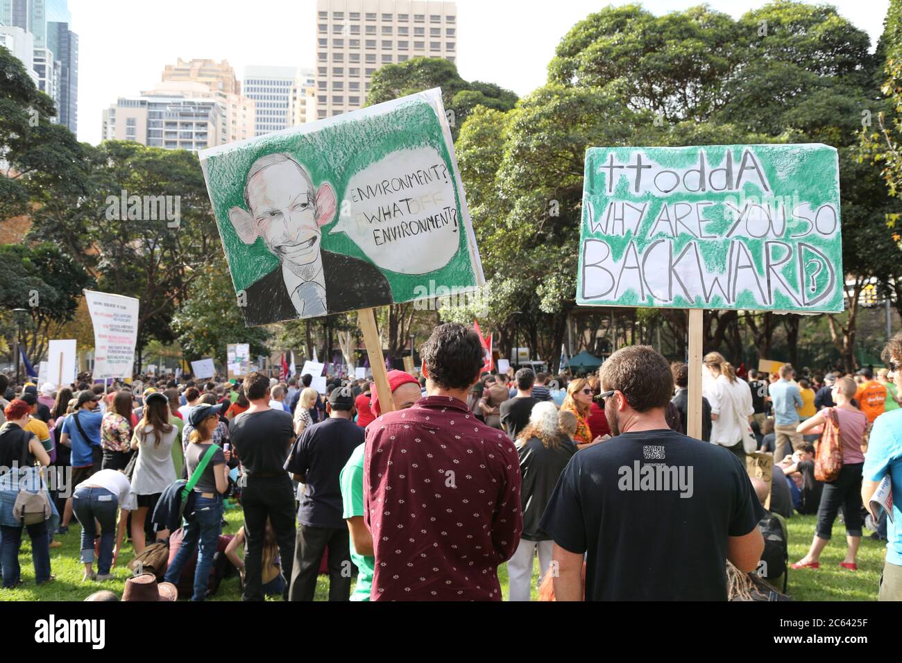 Des manifestants se rassemblent au Belmore Park de Sydney en mars, en mai, et des signes au sujet du Premier ministre libéral australien Tony Abbott y sont également visibles. Banque D'Images