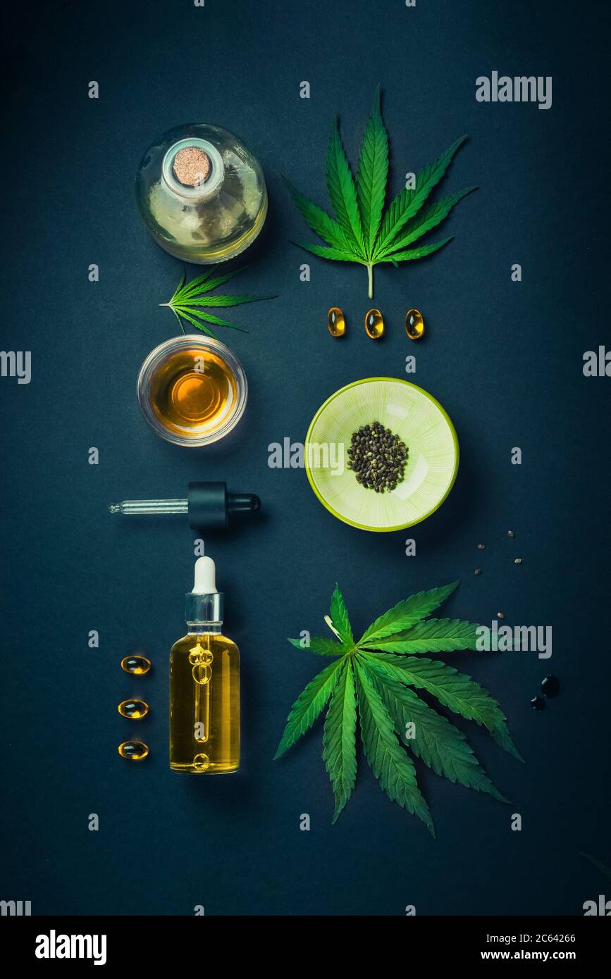 Huile de CBD, teinture avec feuilles de chanvre sur fond noir concept de cannabis médical Banque D'Images