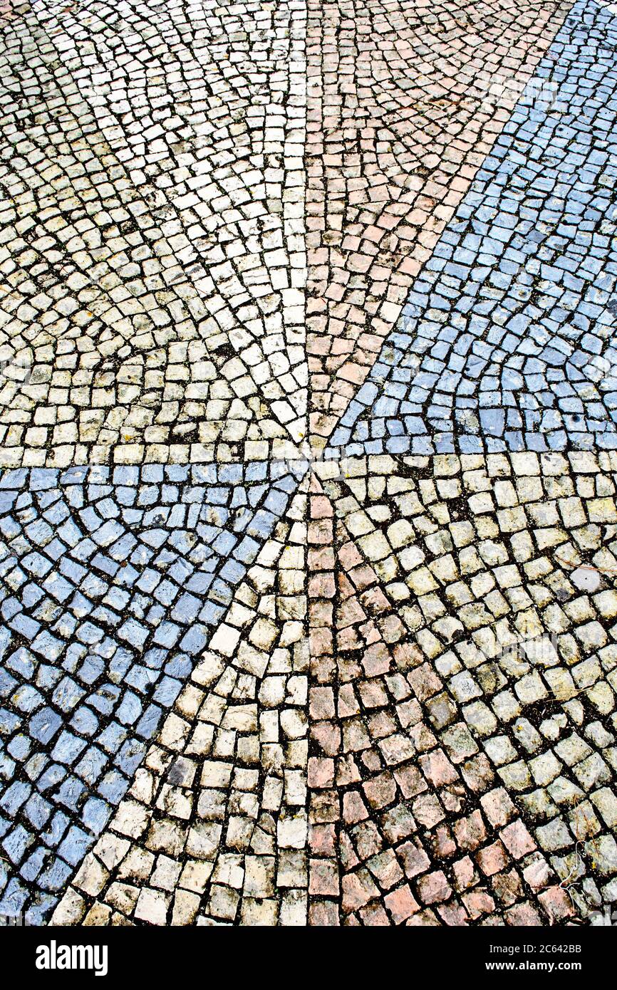 Les pavés portugais colorés forment un motif géométrique sur une place de Belem, au Portugal. Banque D'Images