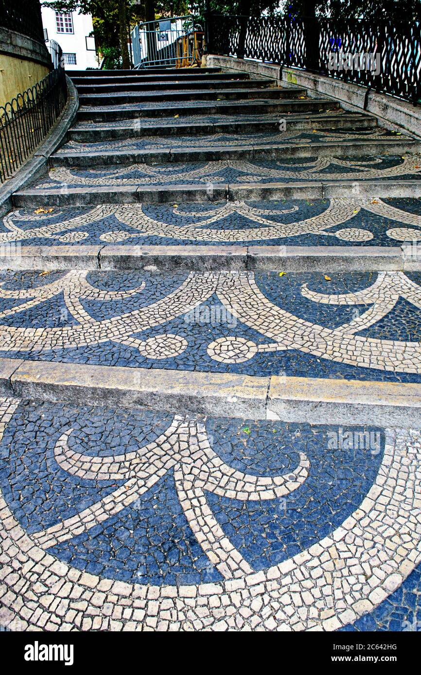 Un large escalier dans le quartier Graca de Lisbonne est couvert de pavés décoratifs appelés calcada. Banque D'Images