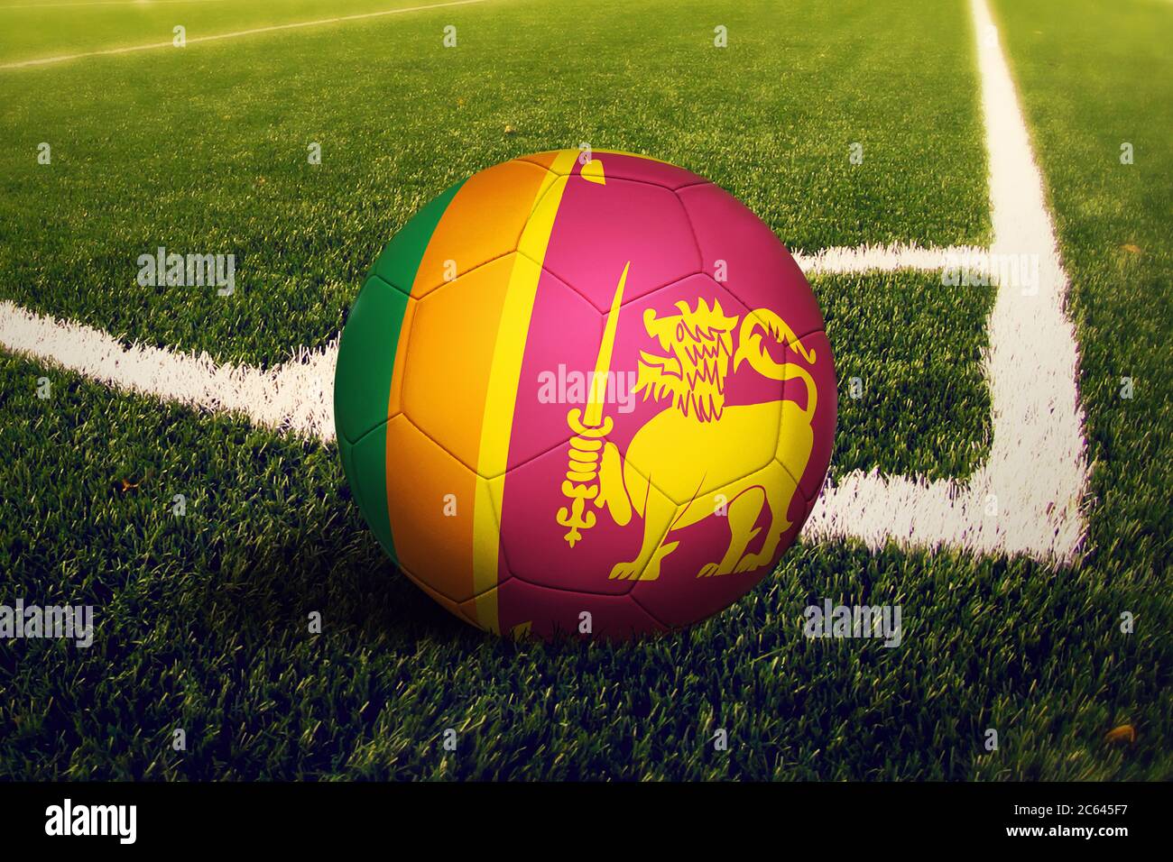 Drapeau Sri Lanka sur le ballon en position de coup de pied de coin, fond de terrain de football. Thème national du football sur gazon. Banque D'Images