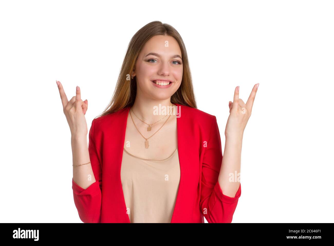 Une jeune femme de bureau d'affaires dans un costume rouge un fond isolé en blanc, la main faisant des cornes geste Banque D'Images