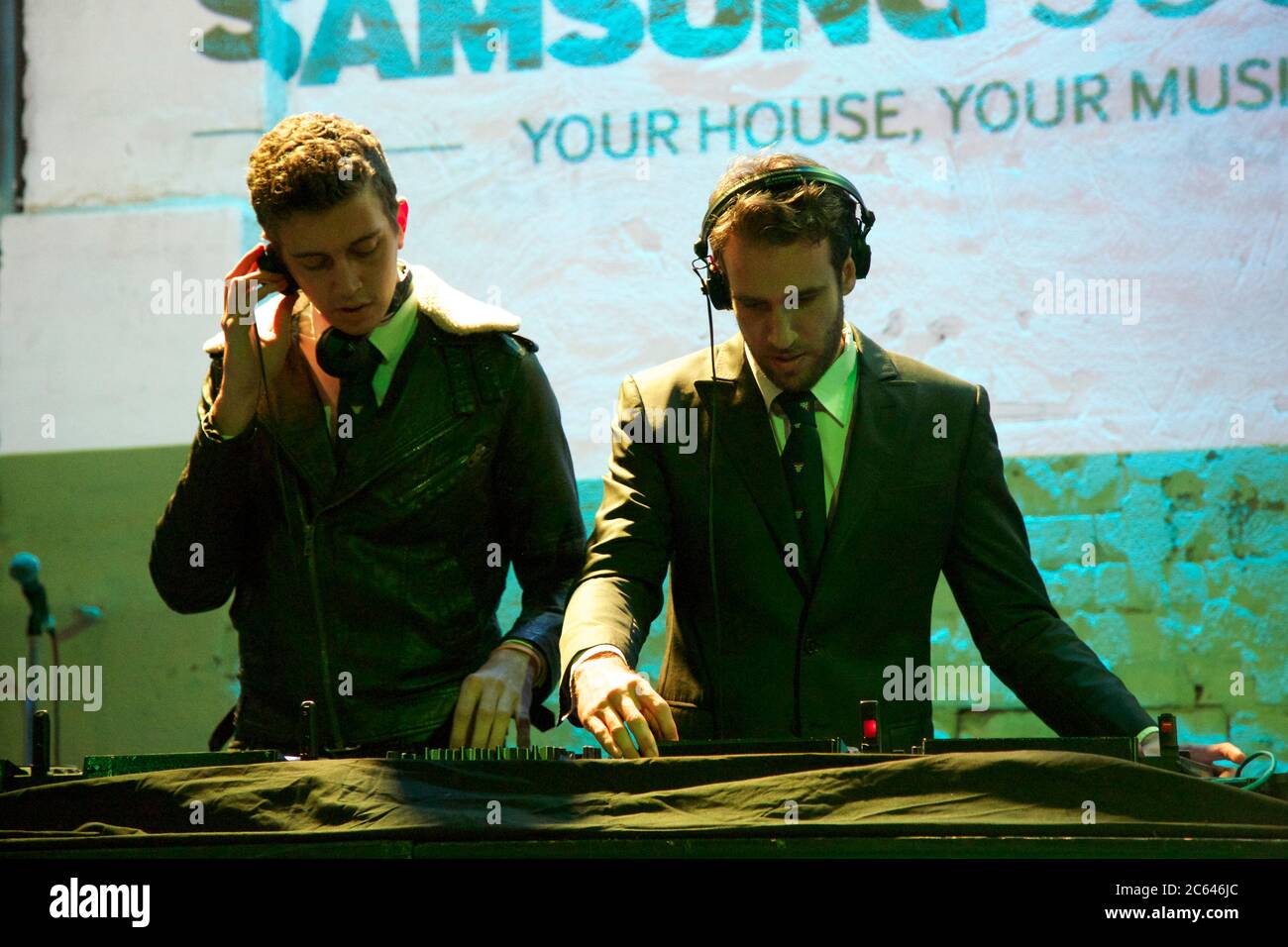 Les installations de vol (Hugo Stuart Gruzman et James 'Jimmy' Nathan Lyell) se produit à l'événement de lancement de la série de concerts Samsung Sound à Waterloo, Sydney. Banque D'Images