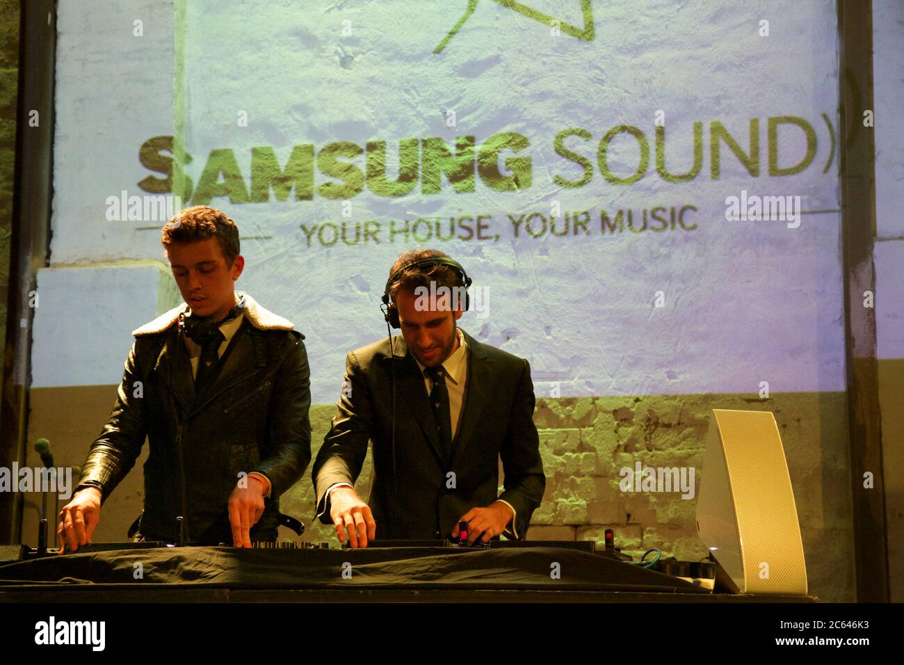 Les installations de vol (Hugo Stuart Gruzman et James 'Jimmy' Nathan Lyell) se produit à l'événement de lancement de la série de concerts Samsung Sound à Waterloo, Sydney. Banque D'Images