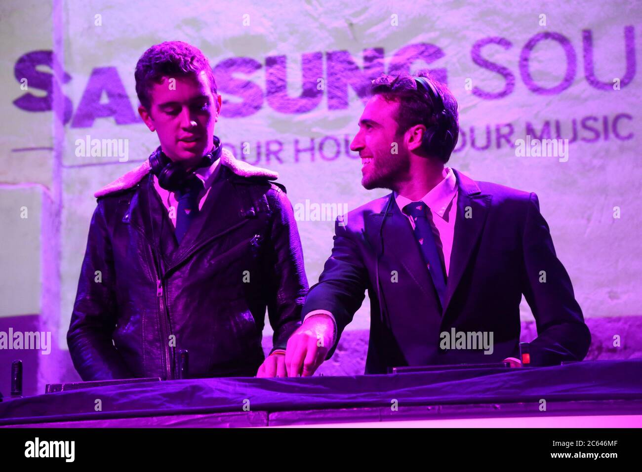 Les installations de vol (Hugo Stuart Gruzman et James 'Jimmy' Nathan Lyell) se produit à l'événement de lancement de la série de concerts Samsung Sound à Waterloo, Sydney. Banque D'Images