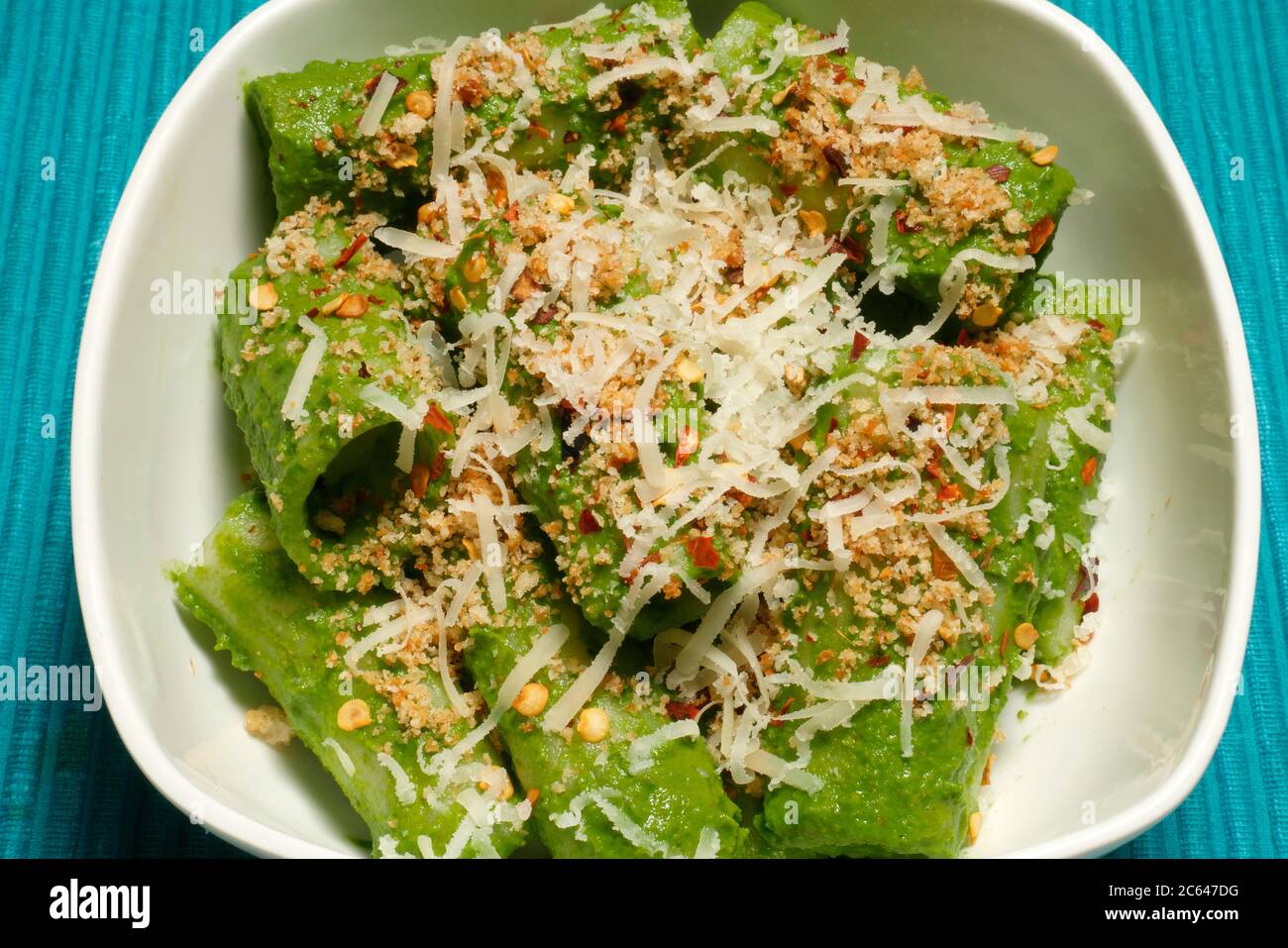 PÂTES AU PESTO À L'ARUGULA DE RIZ Banque D'Images