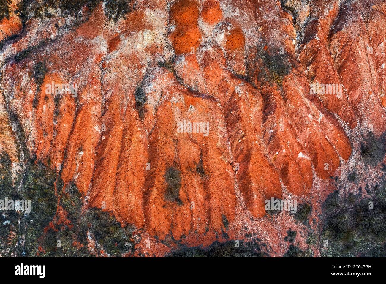 Gant, Hongrie - vue aérienne horizontale de drone de mine de bauxite abandonnée avec des couleurs chaudes rouge et orange au coucher du soleil. Texture bauxite rouge Banque D'Images