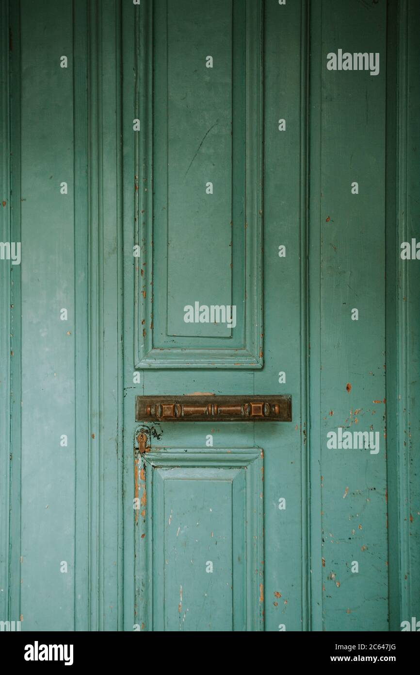 Ancienne porte d'entrée en bois turquoise craquelé avec poignée en laiton doré Dans le plus ancien village danois Ribe Banque D'Images