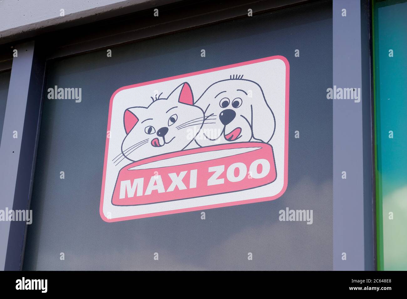 Bordeaux , Aquitaine / France - 07 02 2020 : logo maxi zoo signe de boutique accessoires animaux magasin centre de jardin chaîne d'amélioration Banque D'Images