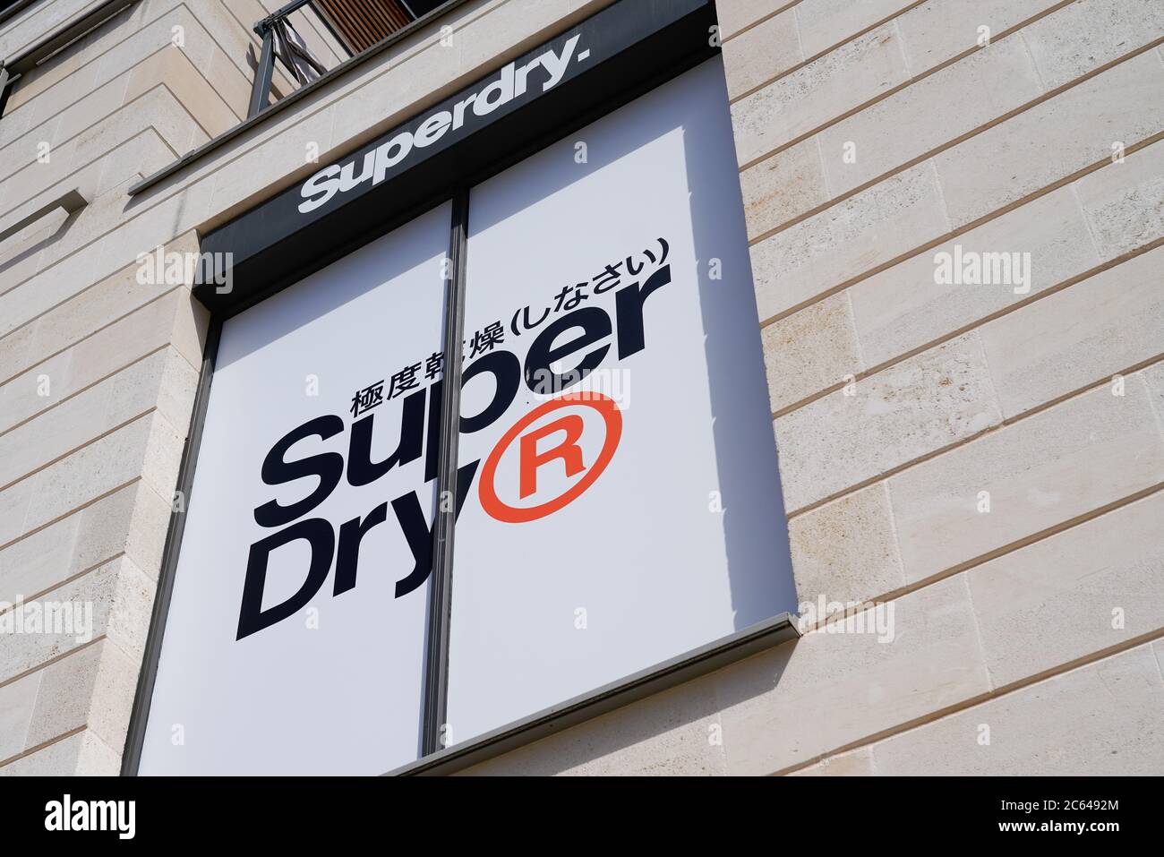 Logo superdry Banque de photographies et d'images à haute résolution - Alamy