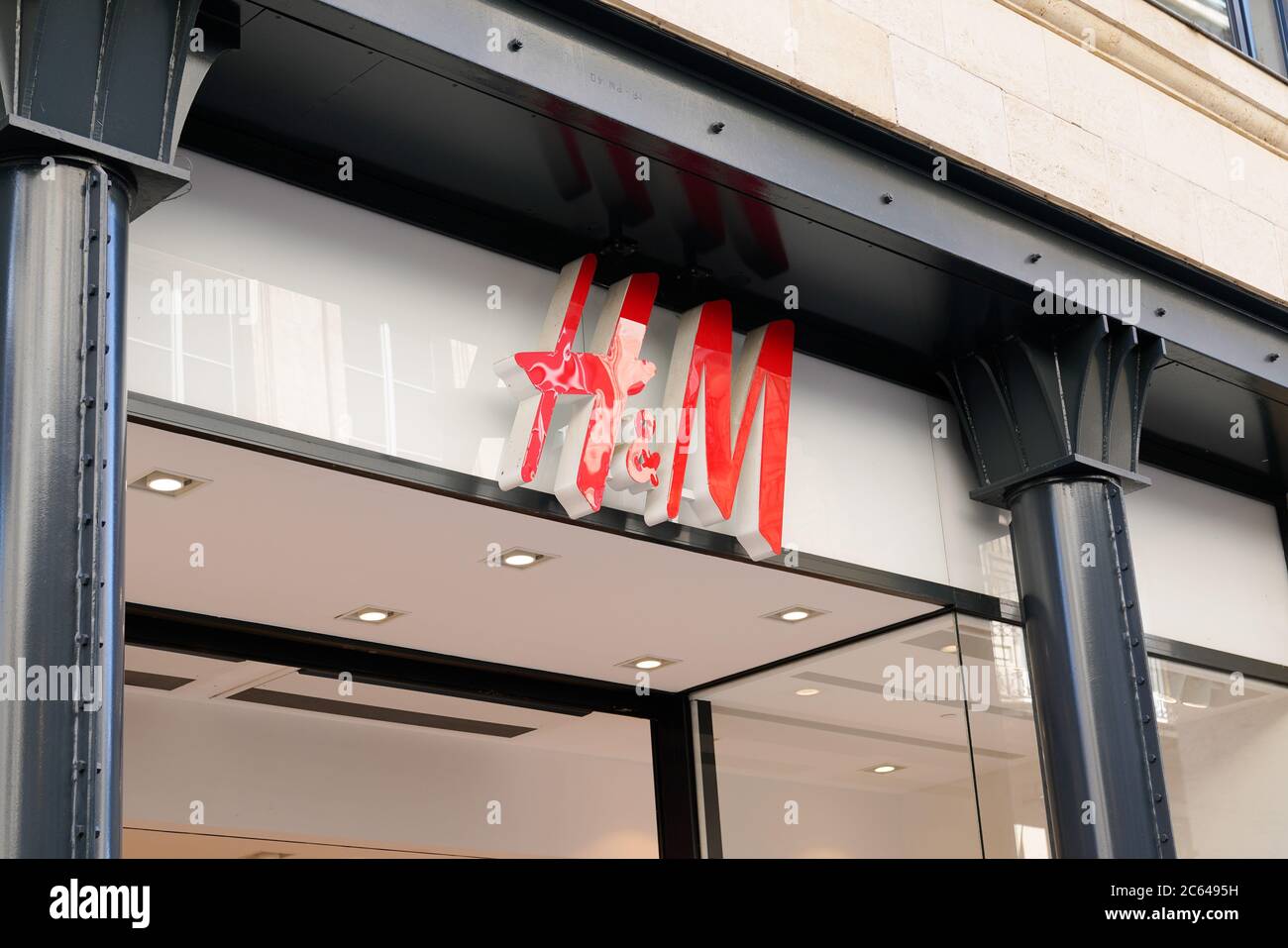 Bordeaux , Aquitaine / France - 07 05 2020 : logo H&M H & M Hennes Mauritz  AB SUEDE multinationale suédoise de vente au détail de vêtements de la  société s vêtements mode Photo Stock - Alamy