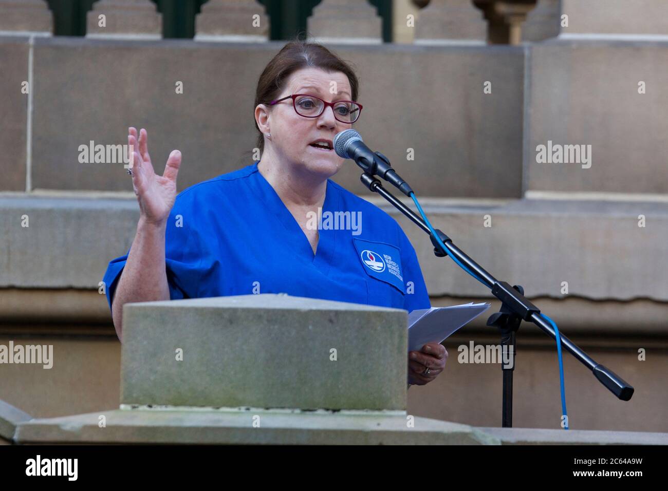 L'infirmière autorisée, Kerry Rogers, qui a interrogé Joe Hockey sur les questions-RÉPONSES au sujet du copaiement Medicare parle des étapes de l'hôtel de ville de Sydney au Save M. Banque D'Images