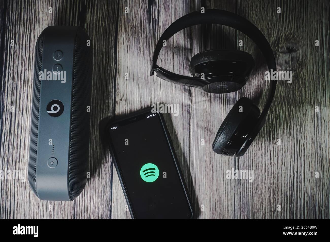 Un écran iphone 11 affichant l'icône spotify avec écouteurs Beats, idéal pour écouter de la musique en déplacement Banque D'Images