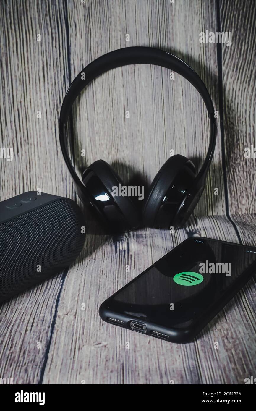 Un écran iphone 11 affichant l'icône spotify avec écouteurs Beats, idéal pour écouter de la musique en déplacement Banque D'Images