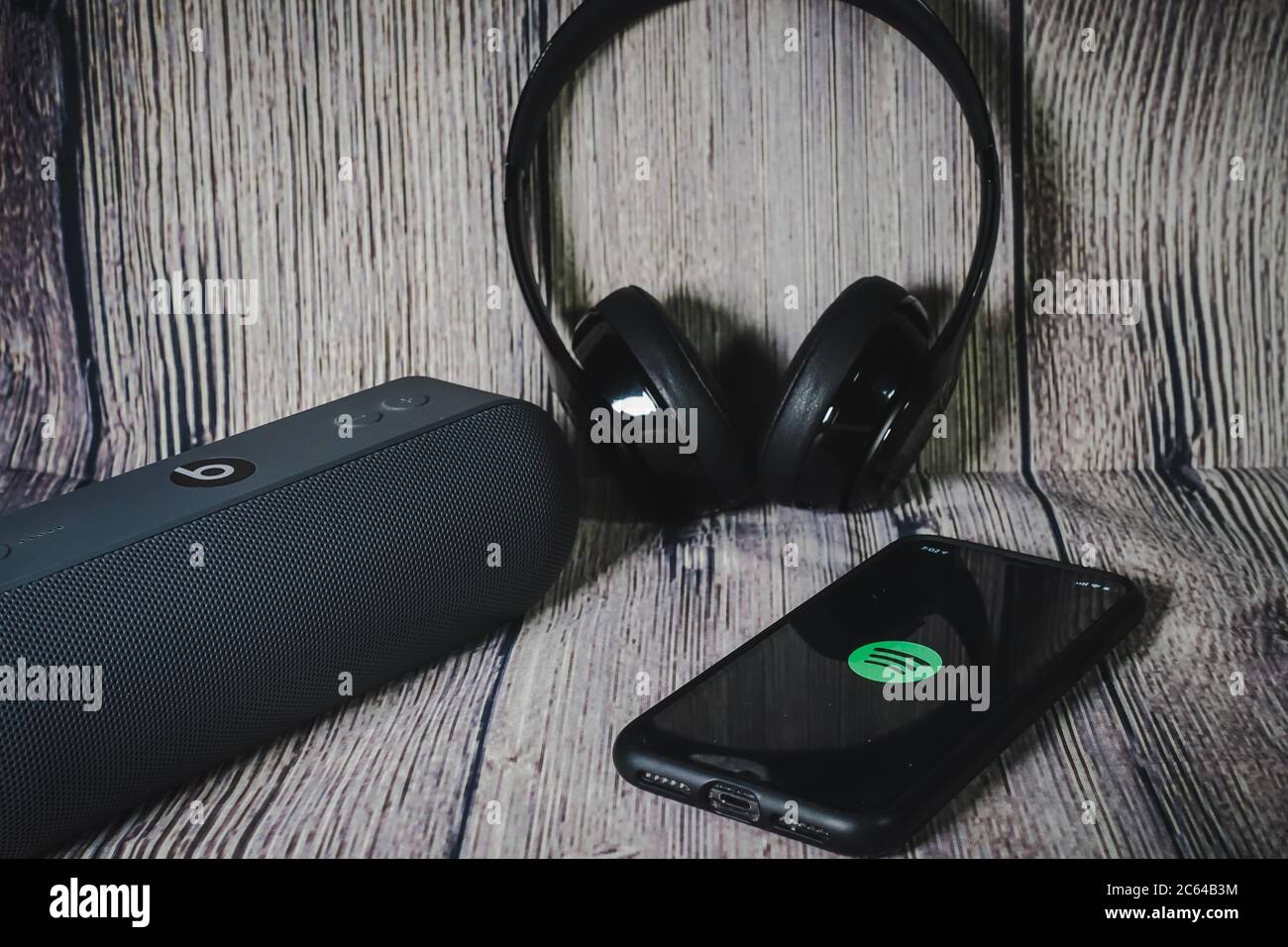 Un écran iphone 11 affichant l'icône spotify avec écouteurs Beats, idéal pour écouter de la musique en déplacement Banque D'Images