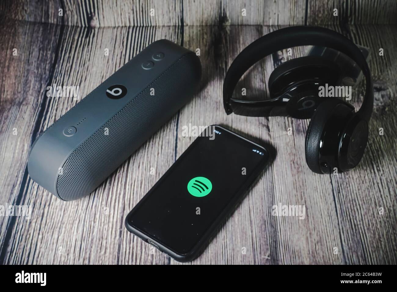 Un écran iphone 11 affichant l'icône spotify avec écouteurs Beats, idéal pour écouter de la musique en déplacement Banque D'Images