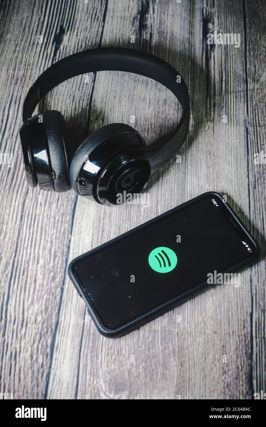 Un écran iphone 11 affichant l'icône spotify avec écouteurs Beats, idéal  pour écouter de la musique en déplacement Photo Stock - Alamy
