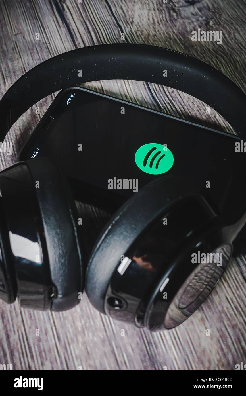 Un écran iphone 11 affichant l'icône spotify avec écouteurs Beats, idéal pour écouter de la musique en déplacement Banque D'Images