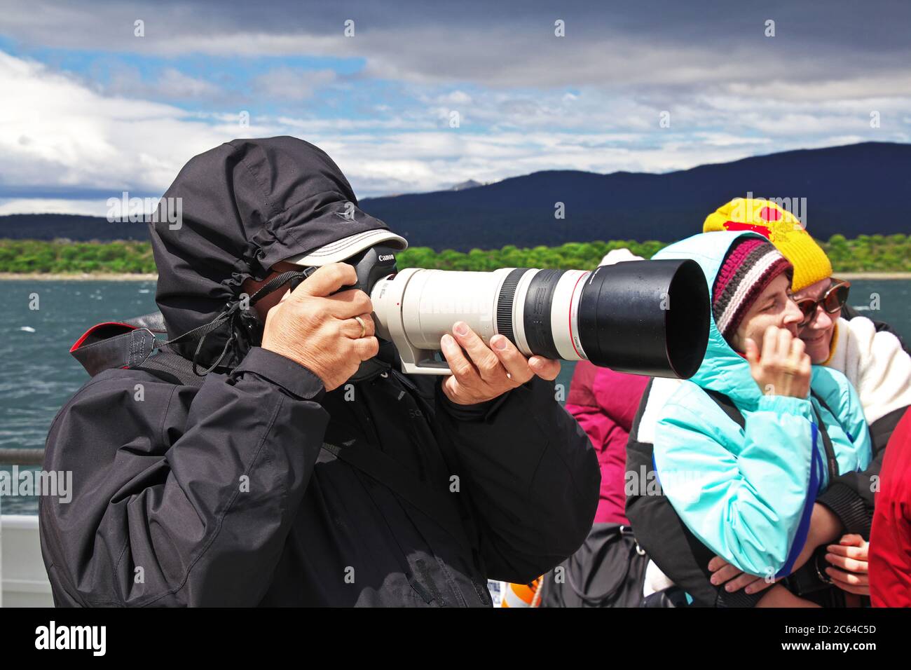 Ushuaia, Tierra del Fuego / Argentine - 22 décembre 2019: Le photographe sur le canal Beagle près de la ville d'Ushuaia, Tierra del Fuego, Argentine Banque D'Images
