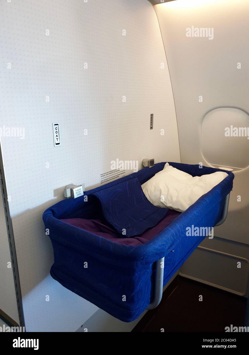 Berceau Bebe En Cabine D Avion Photo Stock Alamy Berceau Bebe En Cabine D Avion Photo Stock Alamy