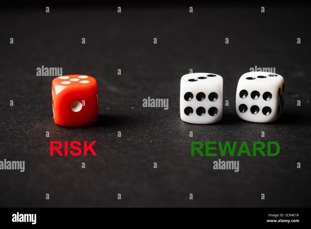 Photo conceptuelle Red and White, Risk vs Reward. Banque D'Images