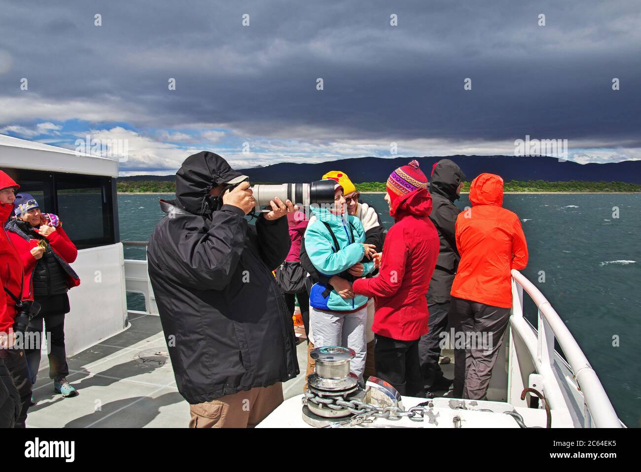 Ushuaia, Tierra del Fuego / Argentine - 22 décembre 2019: Le photographe sur le canal Beagle près de la ville d'Ushuaia, Tierra del Fuego, Argentine Banque D'Images